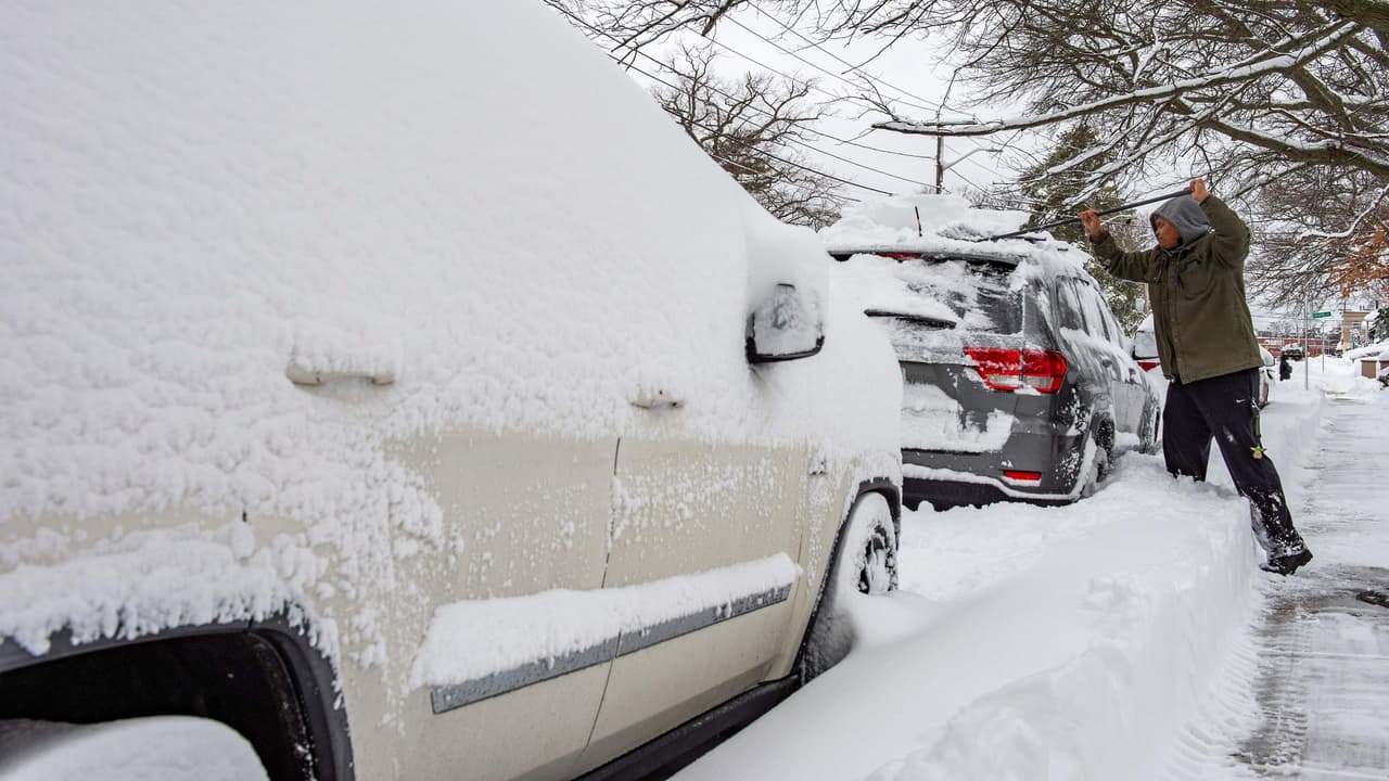 Partes de Pennsylvania y Nueva Jersey registraron más de 30 pulgadas de nieve y en la ciudad de Nueva York se sobrepasaron las 17 pulgadas, por lo que quedan arduas labores de limpieza. Tomará varios días para que la nieve se derrita y los peatones tendrán que lidiar con las acumulaciones para poder transitar.