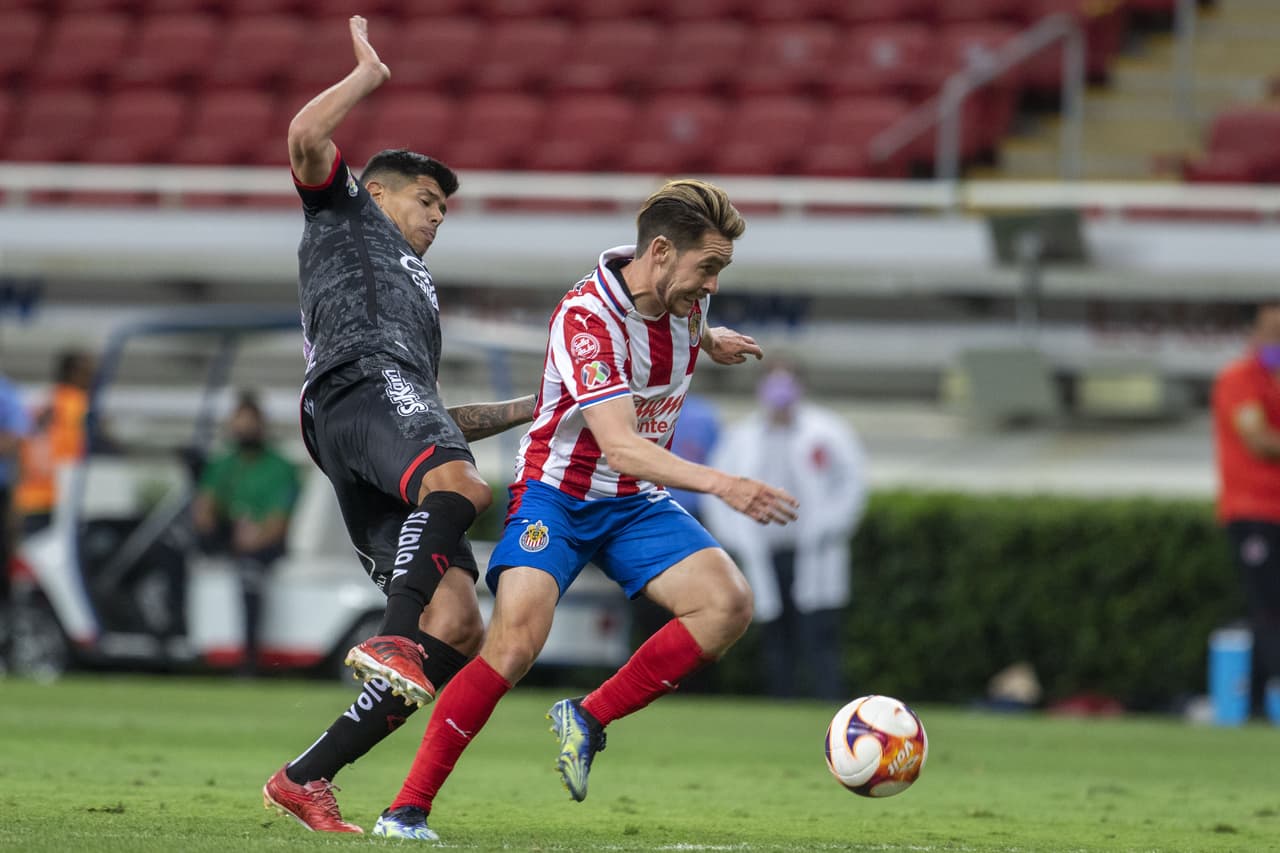 Chivas consolidó su dominio sobre Tijuana y logra imponerse para seguir en la pelea por el Repechaje.