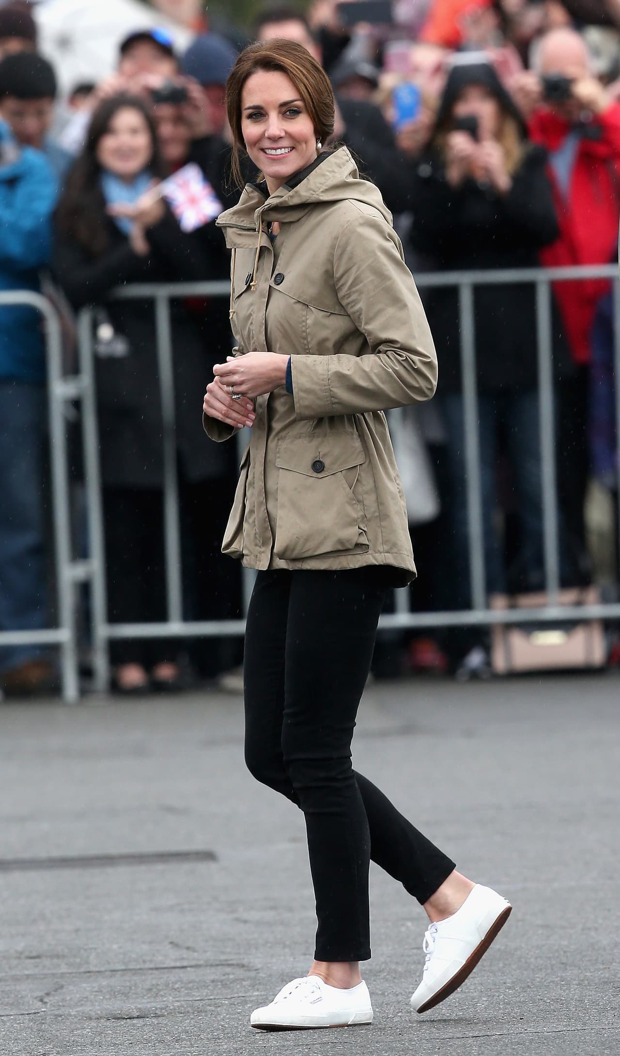 <b>#12</b>
<br>Menos de un año antes de este look, en su visita a Canadá en 2016, Middleton también optó por combinar skinny jeans oscuros y sneakers blancos. Estas prendas hicieron match con su gabardina marrón.