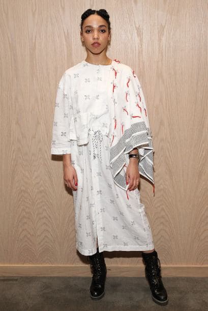 La cantante FKA Twigs parece que se puso lo primero que se encontró.