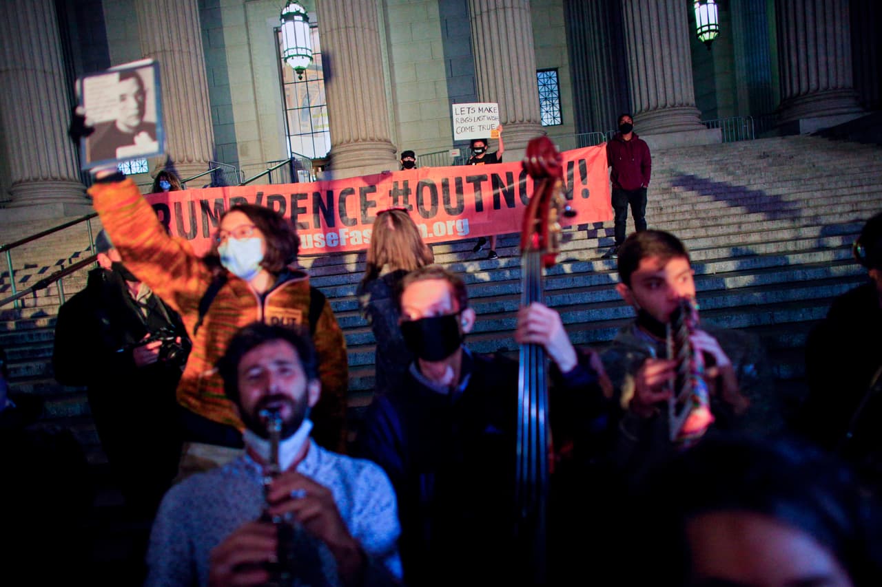 Una banda toca mientras la gente presenta sus respetos a Ruth Bader Ginsburg fuera de la Corte Suprema Civil del Estado de Nueva York