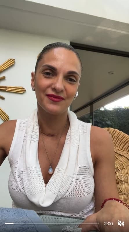 Quien diera vida a la villana de la
<a href="https://www.vix.com/es-es/detail/series-2275?utm_medium=internal_referral&utm_source=univision&utm_campaign=breaking_news&utm_content=ed_entertainment&utm_term=slideshow" target="_blank">telenovela Mar de Amor, que puedes ver gratis aquí en ViX</a>, refirió que, a su opinión, el tumor en su tiroides está relacionado con "el chakra de la garganta".
<br>