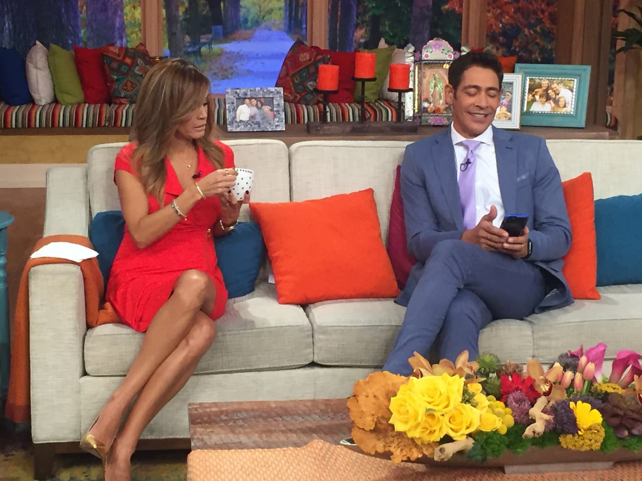 Así pillamos a Karla y Johnny en los comerciales. Adicción a la cafeína y al teléfono celular.