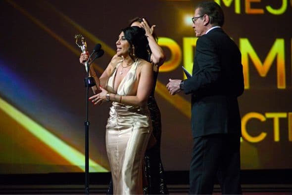 Rosa María Bianchi se llevó el premio, y aunque no asistió, la productora Giselle González hizo favor de recibirlo.