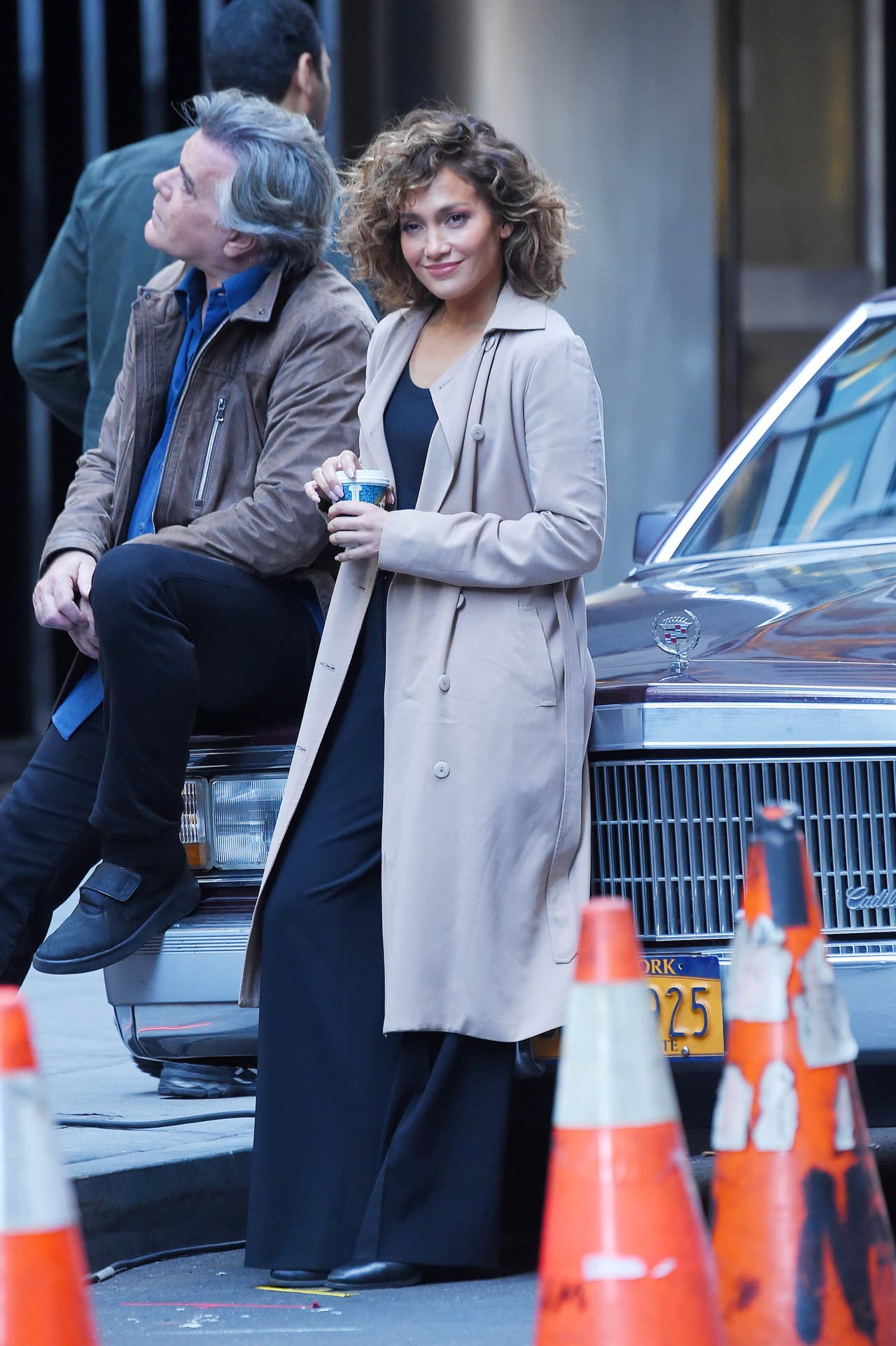 Regalándonos una sonrisita.