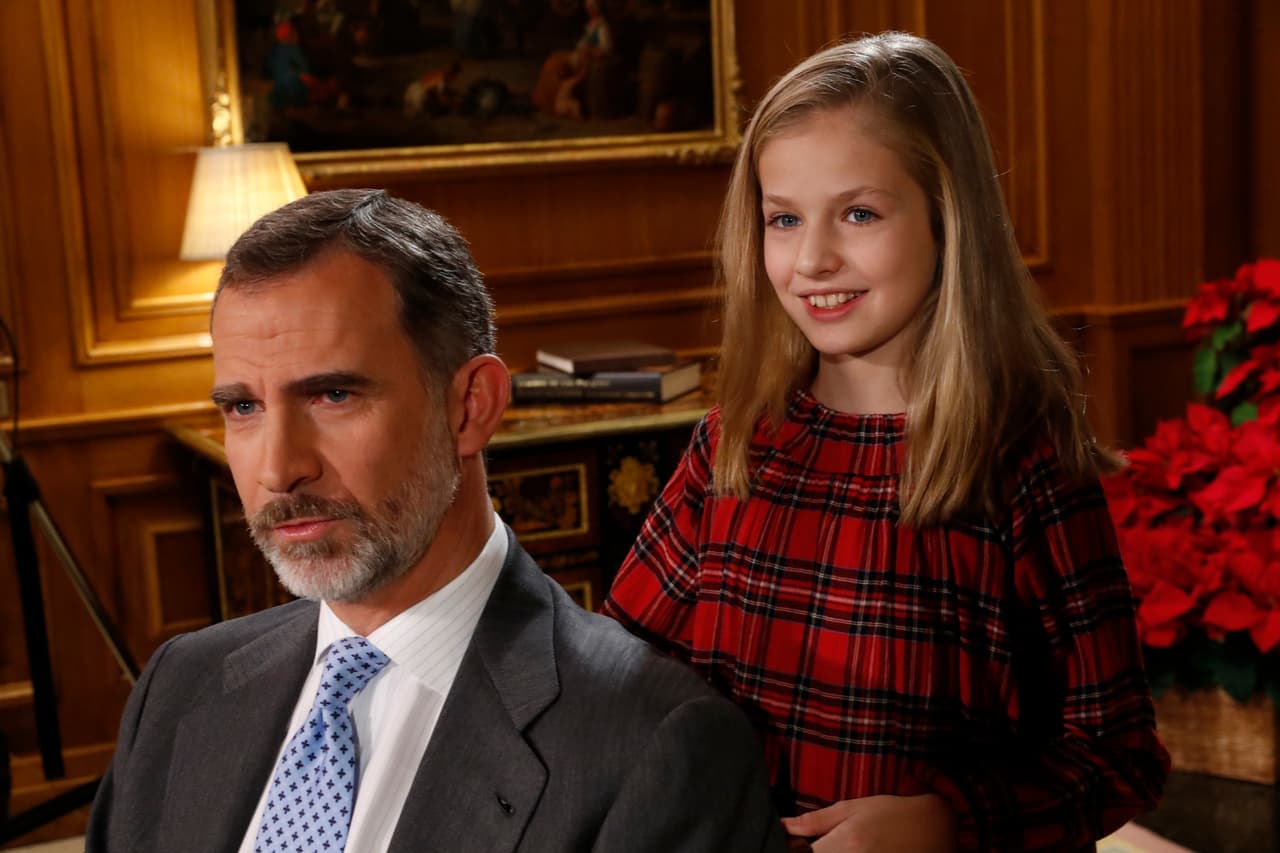 Doña Sofía, por su parte, es partidaria de que la princesa de Asturias tenga mayores apariciones públicas, argumentando que, a su misma edad (12 años) su padre, el rey Felipe VI ya había asumido su papel institucional.