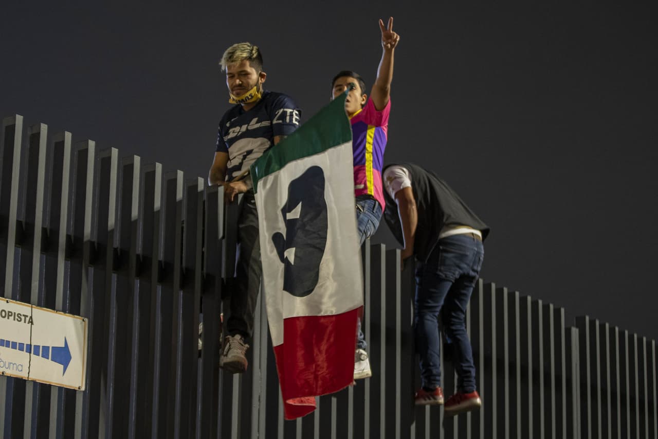 Autoridades de la Alcaldía Coyoacán resguardaron el perímetro del Estadio Olímpico Universitario horas antes del cotejo, pero nada detuvo a los hinchas auriazules para alentar a su escuadra en el primer episodio de la Gran Final del Guard1anes 2020.