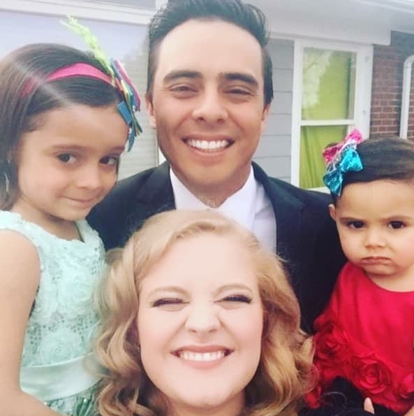 Según ha mencionado en repetidas ocasiones, Allison no extraña estar bajo los reflectores, pues está disfrutando trabajar desde la comodidad de su hogar viendo crecer a sus pequeñas.