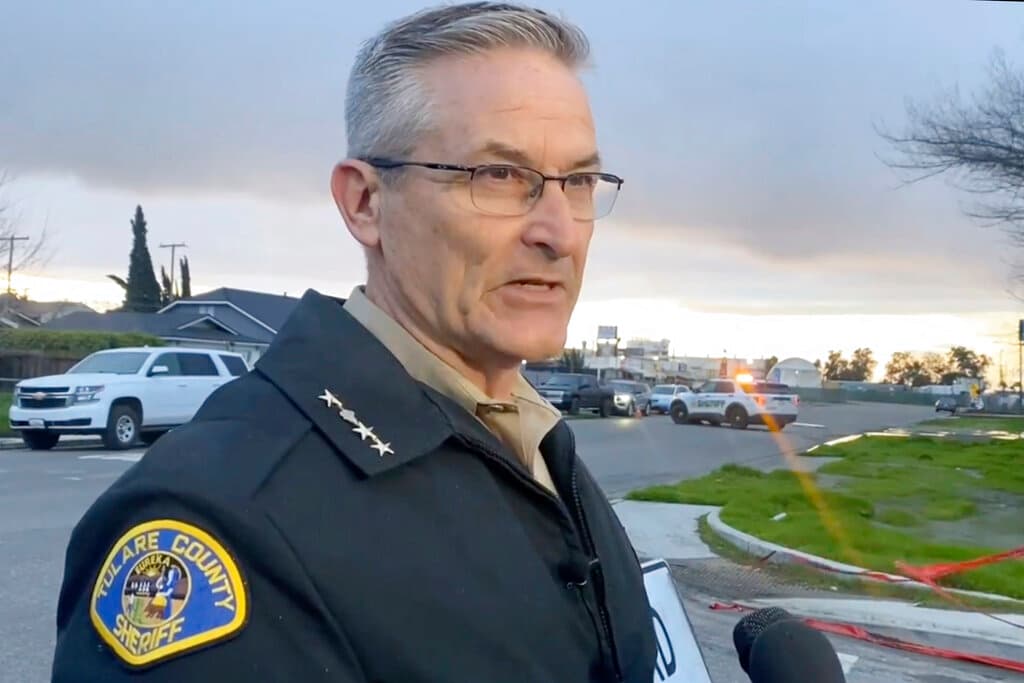 Mike Boudreaux, alguacil del condado de Tulare, dio detalles sobre el crimen en Visalia.