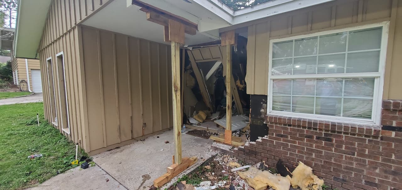 Los bomberos del condado Seminole hicieron dos puntales en "T" individuales para evitar que el techo se derrumbara, ayudando a garantizar la seguridad del hogar.