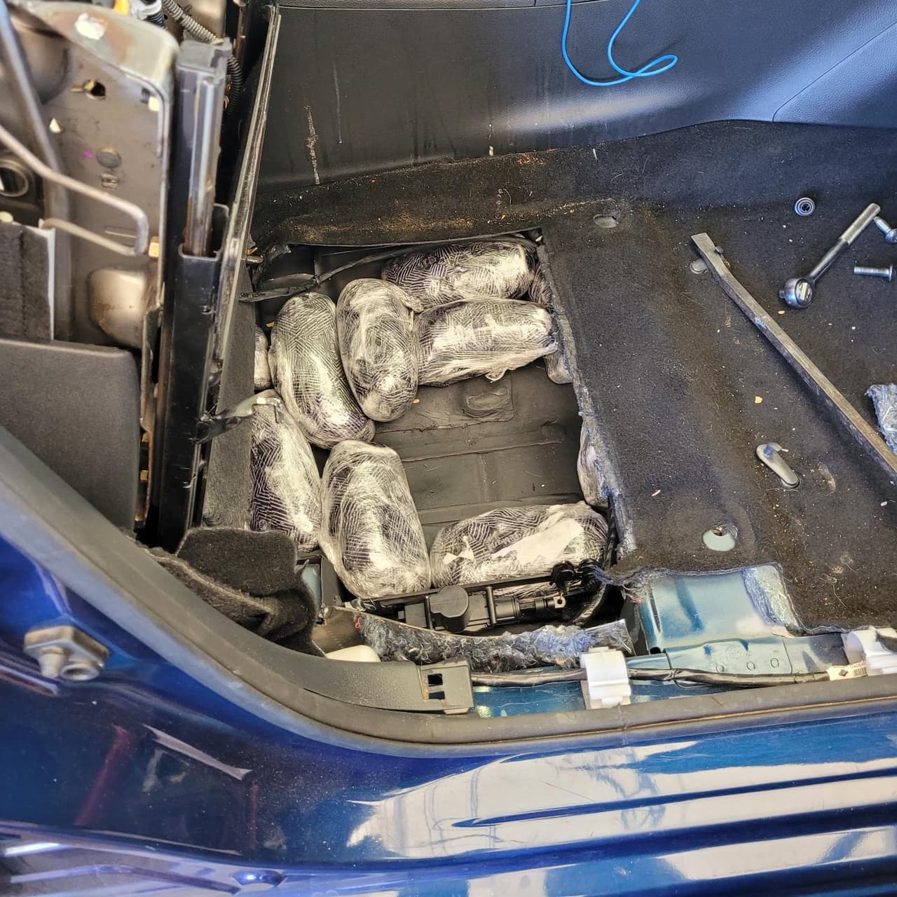 Luego de la búsqueda lograron encontrar los paquetes debajo de los cojines y tapetes.