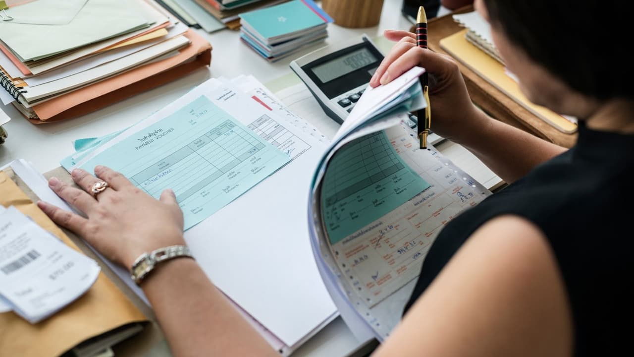 <h3 class="cms-H3-H3">Qué significan esos aumentos 🔎 </h3>No todos pagan exactamente esos porcentajes. 
<br>Son promedios estatales de cambios de tarifas presentados por las aseguradoras. 
<br>
<b>👉🏻 El precio final depende</b> de dónde vives, tu historial de reclamos, el deducible, el valor de la vivienda o del auto y el tipo de cobertura.
<br>Texas opera bajo un sistema conocido como 
<i>file and use</i>, las compañías pueden 
<b>aplicar cambios de tarifas mientras el regulador los revisa.</b> 
<br>Eso hace que 
<b>los ajustes se reflejen rápido en las renovaciones.</b>