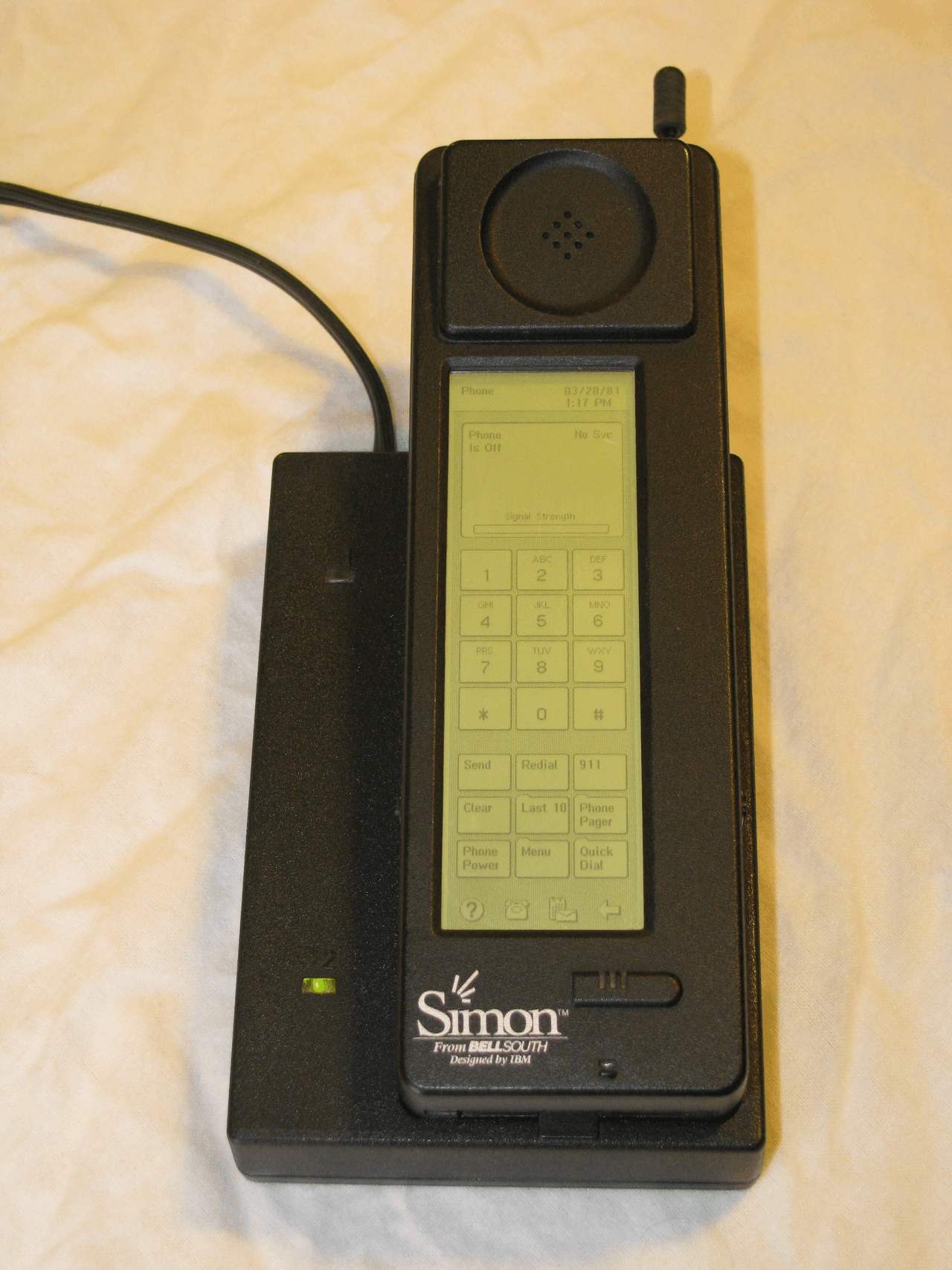 <b>IBM Simon.</b>
<br>
<br>Este aparato, sacado al mercado en 1994, fue el primer teléfono inteligente de la historia. Su creador, IBM, le incorporó una pantalla táctil 15 años antes de la salida del Iphone. Su procesador de datos permitía enviar correos electrónicos y aunque no fue popular (se vendieron 50,000 unidades entre 1994 y 1995 en Estados Unidos) es uno de los pioneros de los dispositivos que tenemos en nuestras manos hoy en día.
<br>