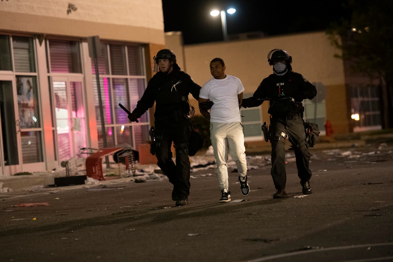 La policía de Filadelfia reportó este lunes que se realizaron sobre 400 arrestos.