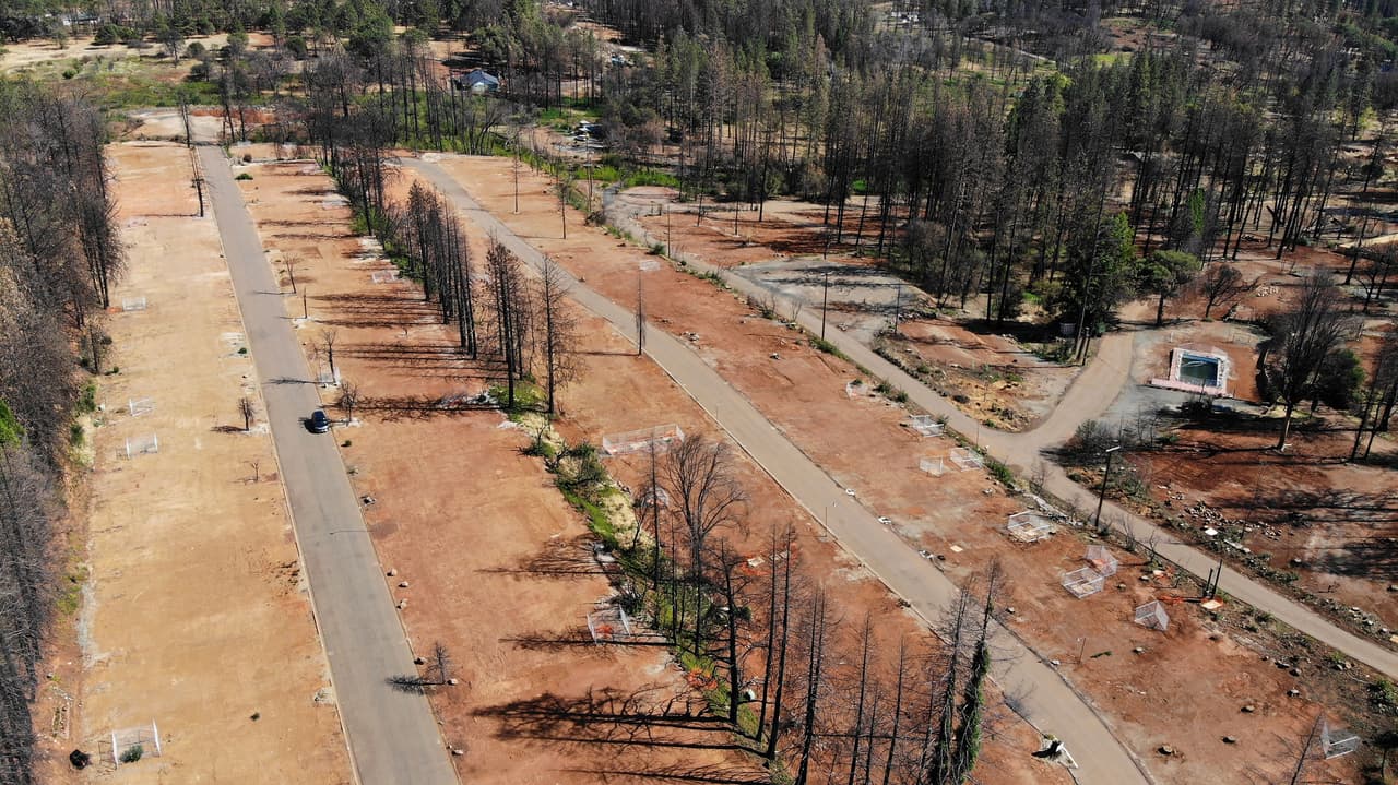 Vista aérea de un parque de casas rodantes que fue destruida por el incendio Camp Fire en Paradise, California. La imagen fue tomada el 2 de octubre de 2019. Más de 85 personas fallecieron y 18,000 inmuebles fueron afectados, la mayoría hogares.