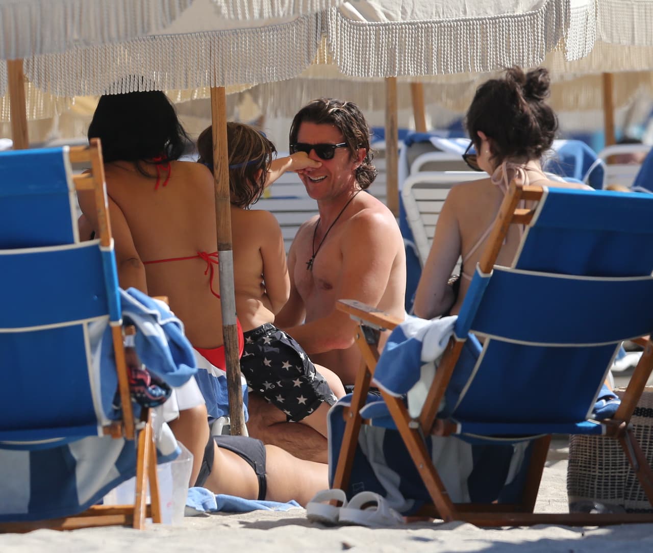 Ya descansando, siguieron jugando felices de la vida.