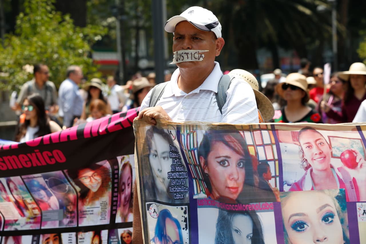 Jesús Quintana tapa su boca con una cinta adhesiva en la que ha escrito: "Justicia". Su hija Fatima Quintana fue asesinada el 5 de febrero de 2015. Las familias de las que han sido agredidas sexualmente, asesinadas o desaparecidas están muy al tanto de las fallas del sistema de justicia penal mexicano.