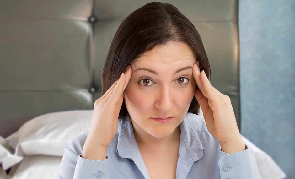 <h3>Hidratación natural</h3>Además de cansancio, el insomnio produce resequedad en la piel. Y es que al dormir los niveles de hidratación del cuerpo se equilibran permitiendo que la humedad se recupere. Este proceso equivale a una hidratación natural profunda que también ayuda a suavizar las arrugas y líneas de expresión. Si no duermes lo suficiente 
<a href=" http://www.alaskasleep.com/blog/beauty-sleep-is-real.-how-lack-of-sleep-is-ruining-your-skin">este equilibrio</a> no se da, el nivel de Ph del cutis baja y la piel no produce la humedad necesaria.
<br>
<br>