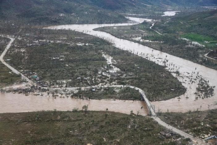 Un río inundado y casas destruidas se ven después de que el huracán Matthew pasa Jeremie, Haití, el 5 de octubre de 2016.