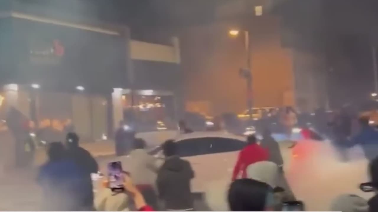 <h3 class="cms-H3-H3">La ley SB10 endurece los castigos para quien organiza carreras de autos clandestinas </h3>
<br>
<br>La ley SB10 convierte en un delito el facilitar o asistir con conocimiento de causa a carreras de autos ilegales o exhibiciones de “drag”. Además, también aumenta la pena por conducción temeraria.
<br>
<br>Los reincidentes enfrentarán un cargo por delito grave, miles de dólares de multa y podrían pasar hasta 10 años en prisión. Las sanciones por carreras callejeras ilegales también están aumentando.
<br>
<br>