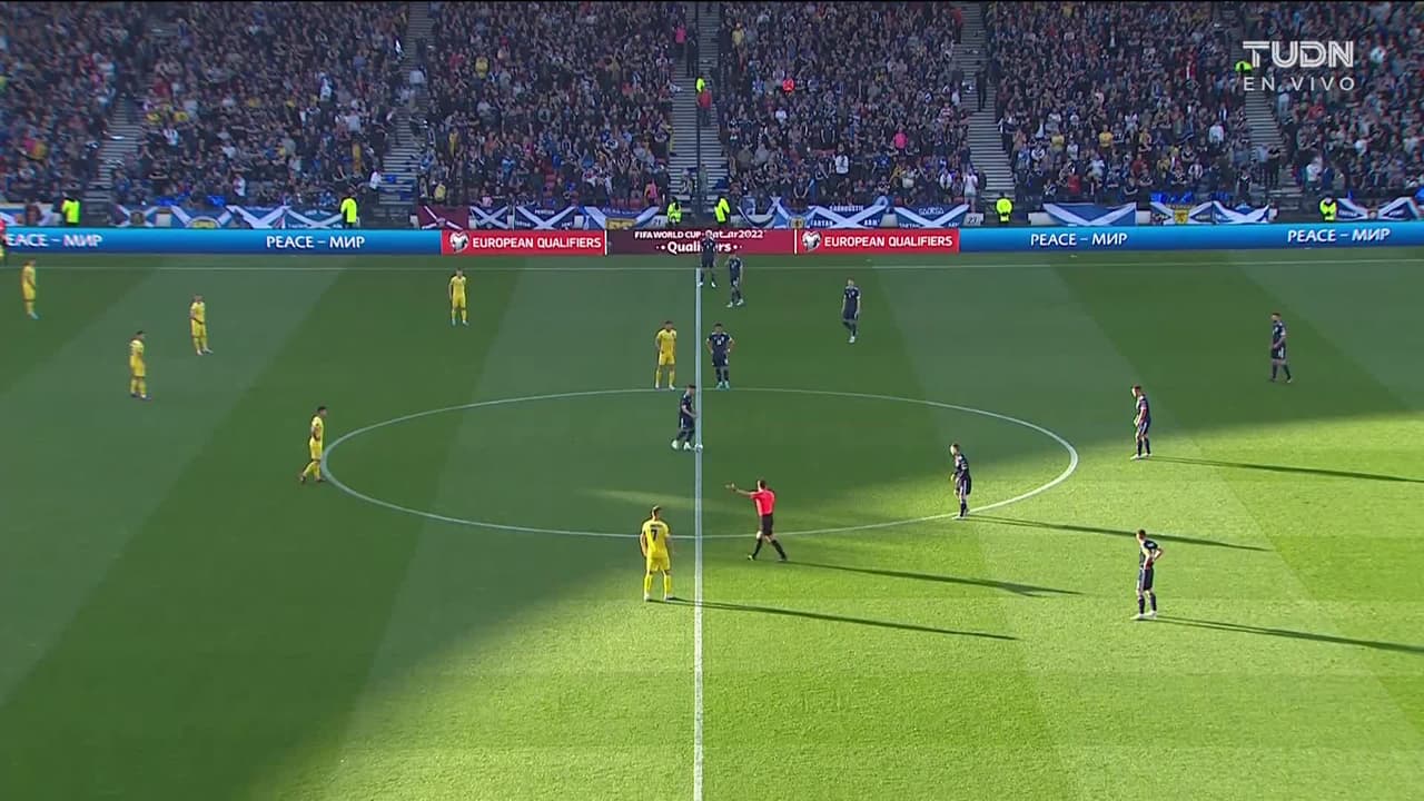 Arranca el partido y la pelota está en juego.