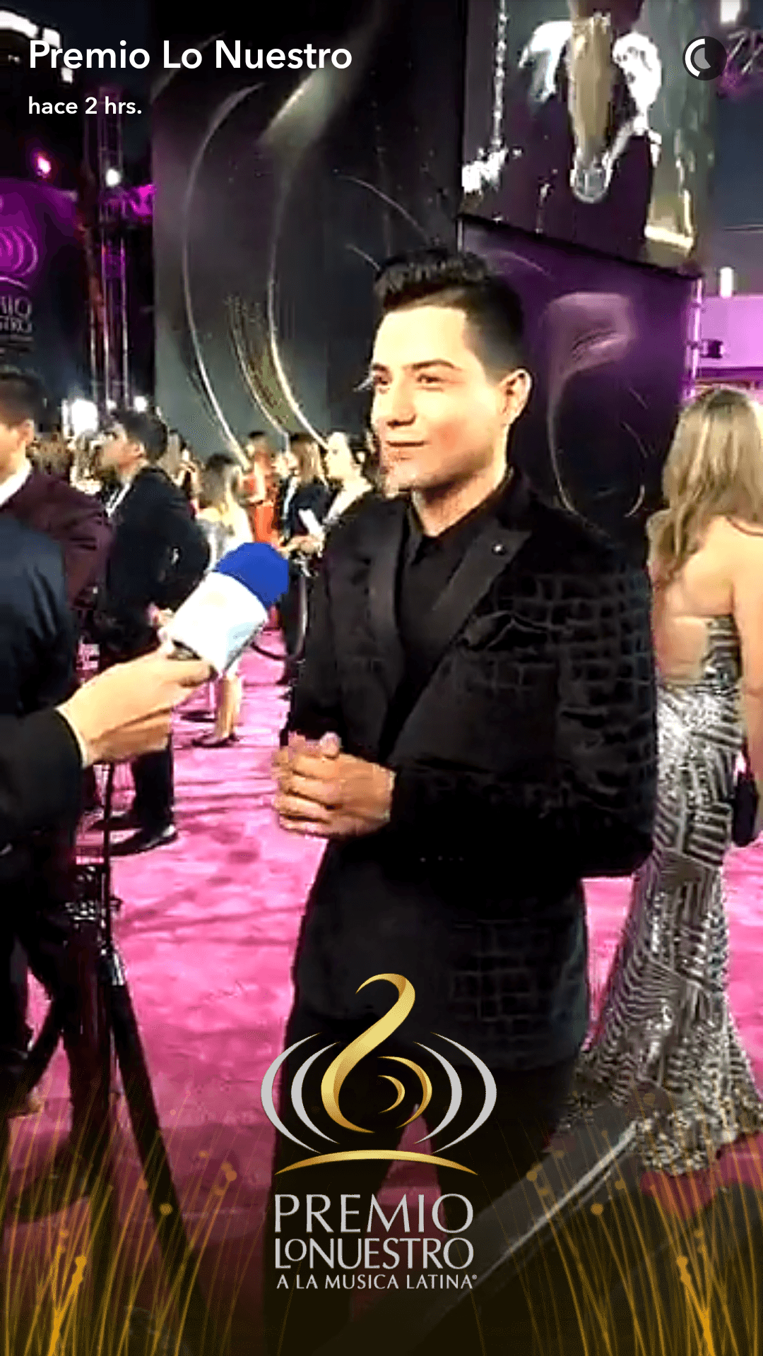 Respondiendo preguntas, es la noche de los artistas latinos.