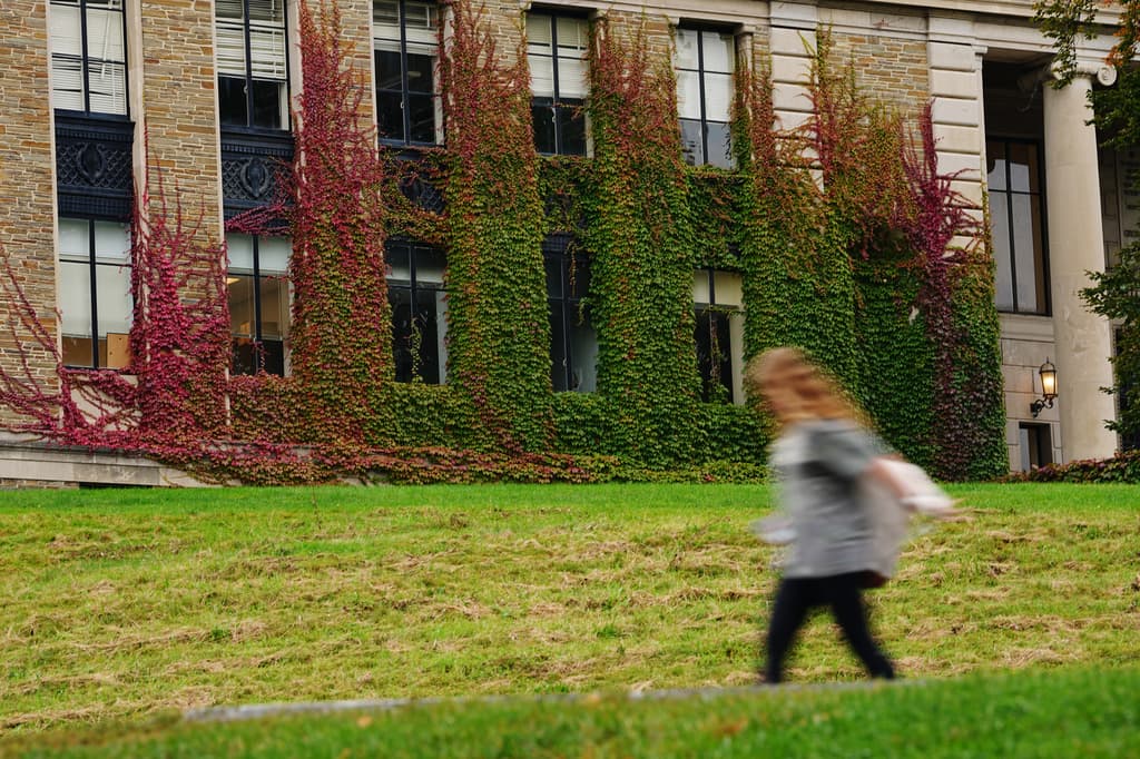¿Cuáles son las incógnitas en el caso de la supuesta violación en Cornell?