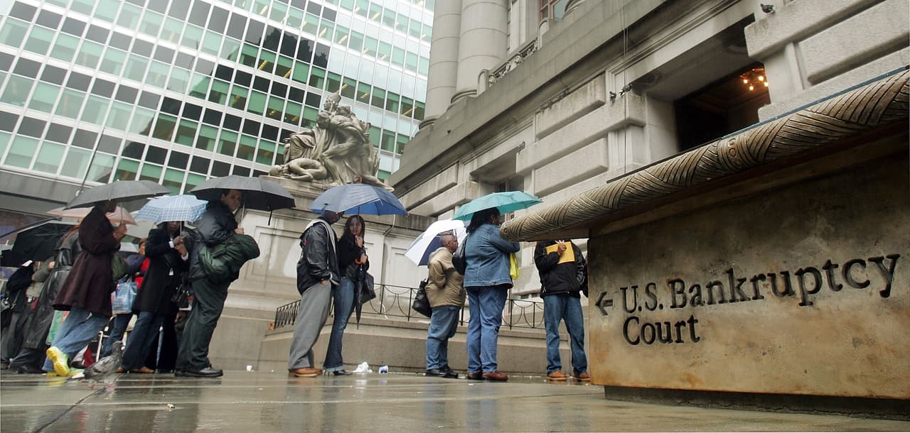 2) Llame a las compañías a las que les debe dinero: Explique por qué tiene problemas para pagar la factura, y pida que le hagan un plan que le permita pagar menos dinero por mes.