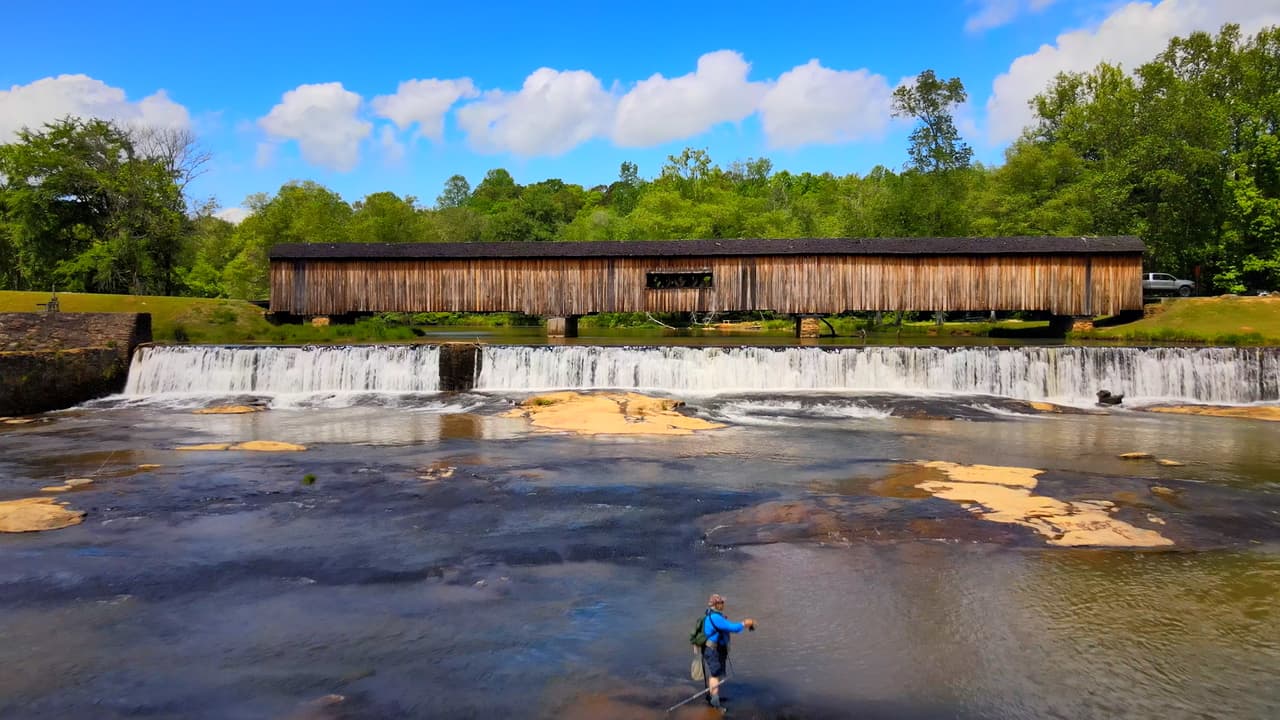 Mientras que el puente es un atractivo visual imponente, muchos también llegan al parque para pasar un día de aventura.