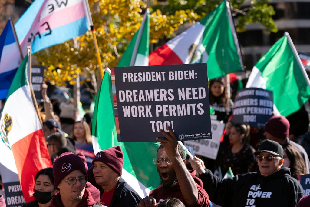 Inmigrantes que llevan años en EEUU en una manifestación pidiendo permisos de trabajo para los dreamers y TPS.