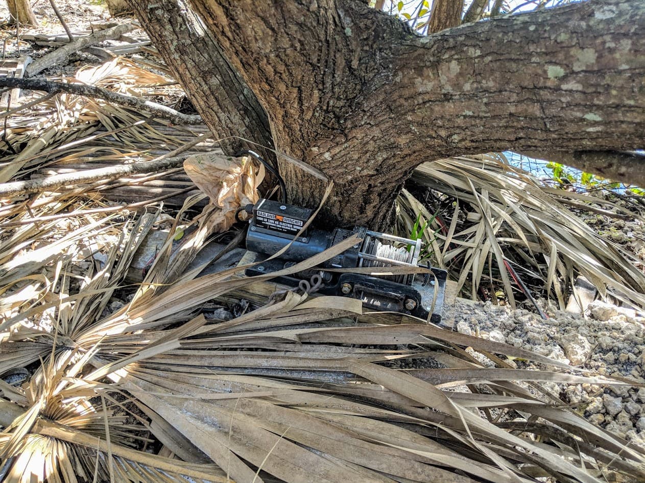 En el comienzo del hoyo se encontró un generador de electricidad tapado con las raíces de un árbol.
<br>