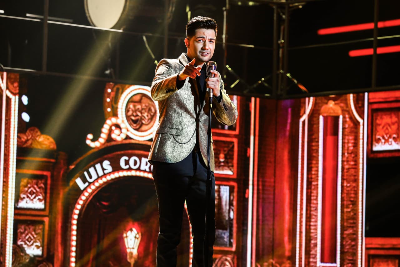Luis Coronel y su canción 'Mentirosa' acompañaron a las chicas en la pasarela de alta costura.