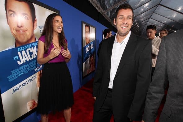 7. ADAM SANDLER- Sus películas no suelen ser las que reciben mejores críticas, ni las que tienen mayores ganancias en taquilla; sin embargo, Adam Sandler puede jactarse de ser uno de los mejores pagados en Hollywood, al ganar únicamente en 2010 $40 millones.