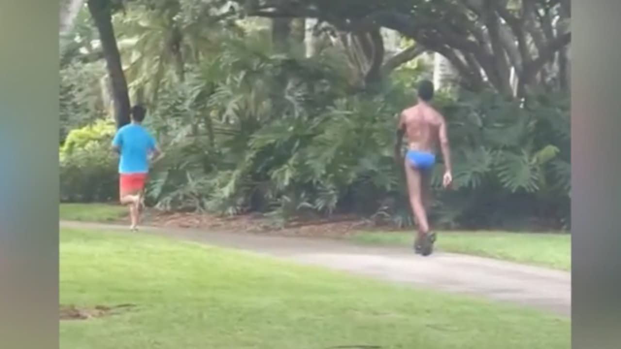 Vecinos de Weston descontentos con un hombre que sale a caminar con poca ropa
