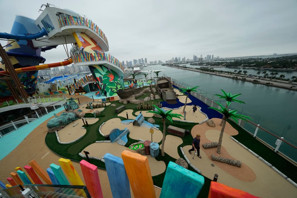 La gente puede probar un campo de minigolf situado junto a toboganes de agua, encima de una cubierta en Icon of the Seas.
