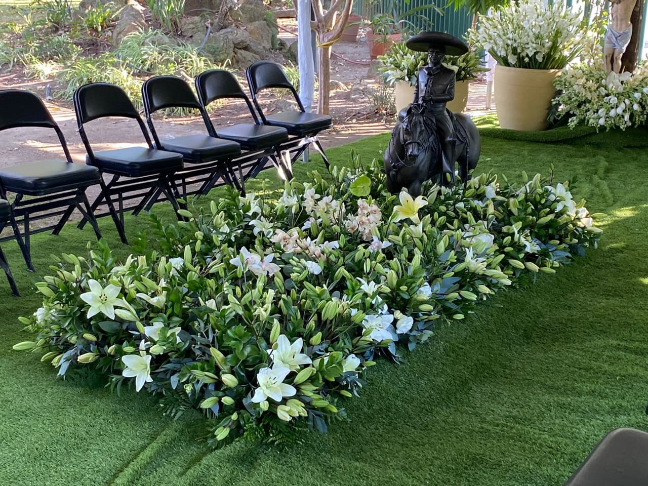 Este es el lugar donde descansan los restos del ícono de la música mexicana, Vicente Fernández, luego de que el lunes por la tarde fue despedido por miles de seguidores y su familia en el rancho de 'Los 3 Potrillos'.