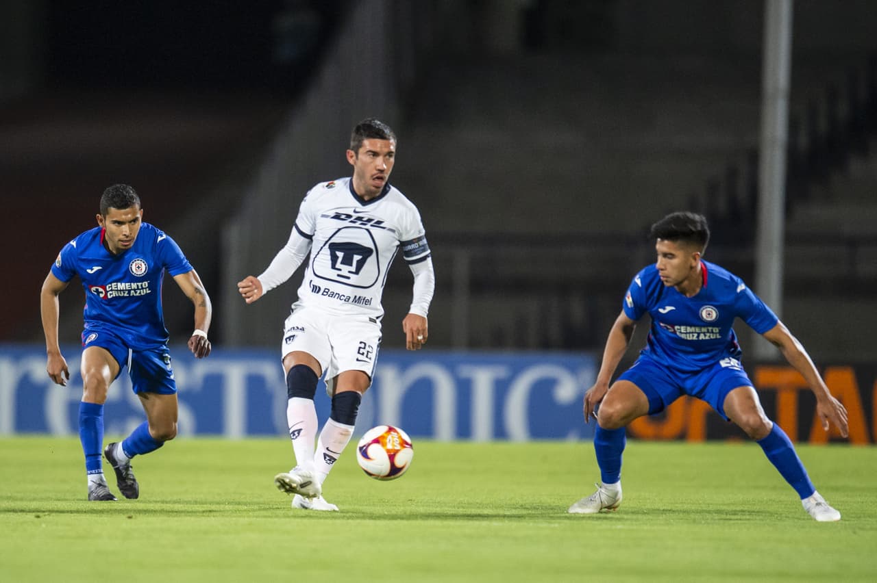 Con gol de Jonathan Rodríguez desde los once pasos, Cruz Azul sale victorioso en su visita a los Pumas 0-1. Cruz Azul retoma el liderato y los Pumas continúan hundidos entre los últimos puestos del torneo.