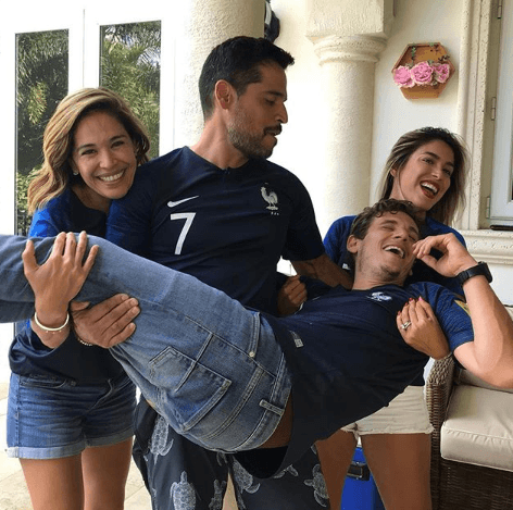 A través de sus redes sociales, Karla Martínez compartió imágenes de la divertida reunión familiar para festejar el triunfo de Francia en el Mundial. "Vive la France. Mi cuñado está feliz", escribió la conductora.