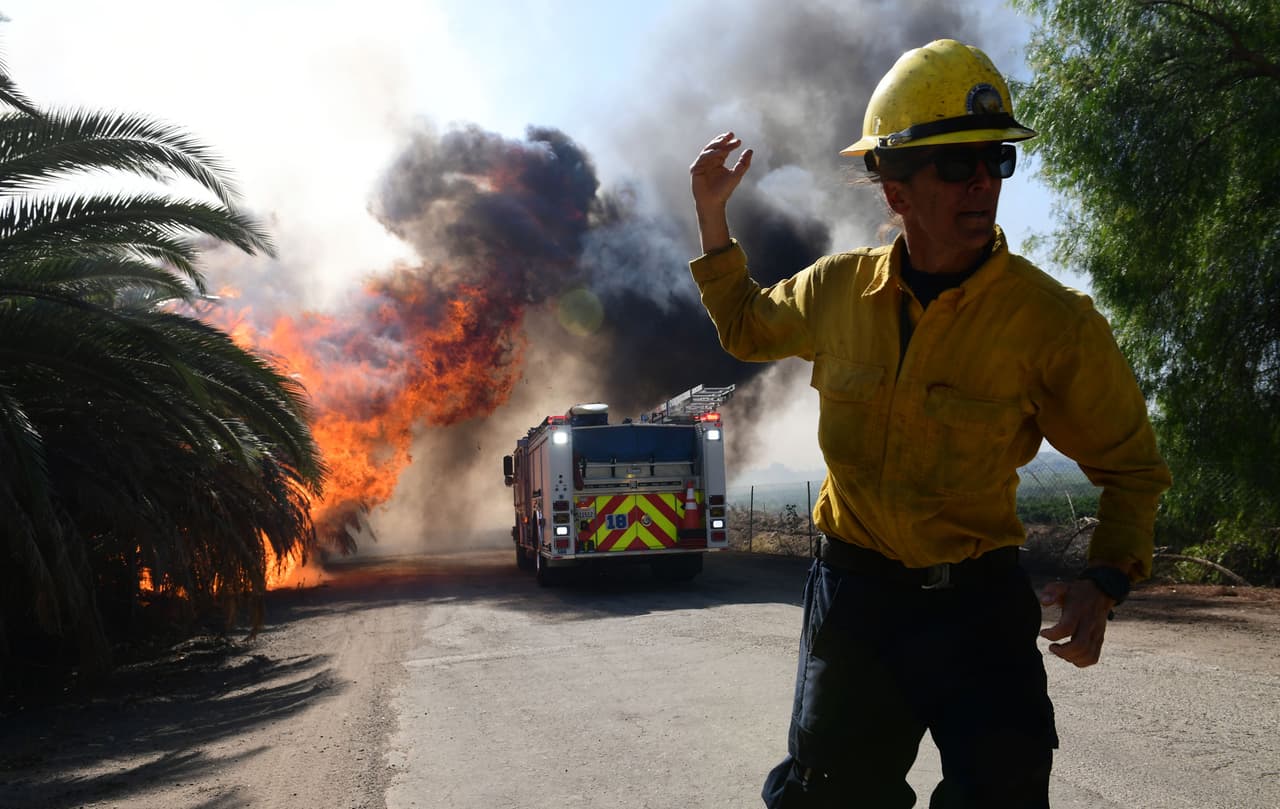 Incendio Easy sigue fuera de control y obliga la evacuación de 30,000 residentes en Simi Valley