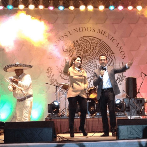 Con esta foto donde se ve el escudo de la bandera mexicana de fondo, Carlos Calderón felicitó a su México, lindo y querido por su independencia.