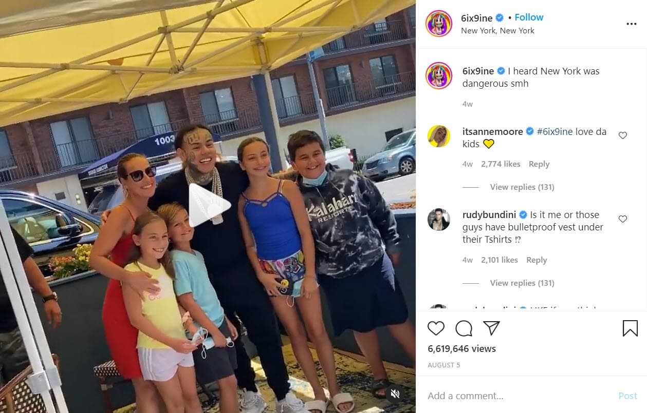 Después de 4 meses de estar confinado en casa, el pasado 3 de agosto terminó su arresto domiciliario y dos días después
<b><a href="https://www.univision.com/famosos/sin-mascarillas-ni-distanciamiento-social-tekashi-6ix9ine-disfruta-su-libertad-entre-fans-en-nueva-york-video">celebró su libertad condicional con sus fans</a></b> en un parque de Nueva York.
<br>