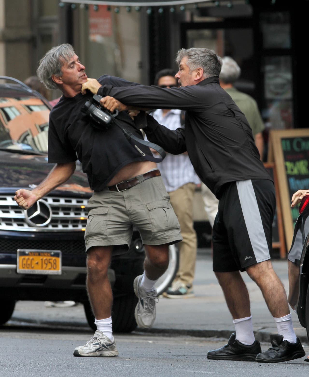 Iba paseando con su esposa Hilaria en Nueva York cuando se hartó de este fotógrafo.