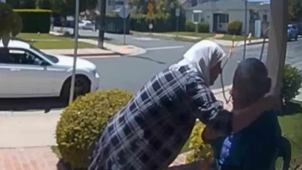 Mujer se aprovecha de una abuelita y la roba en el patio de su propia casa