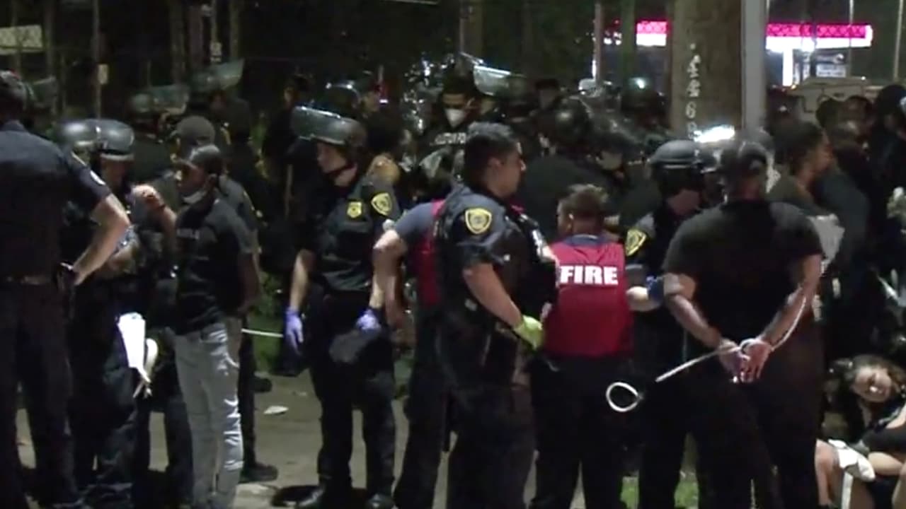 El Departamento de Policía de Houston informó que de momento no tienen conocimiento de daños materiales en el área o lesiones de consideración.