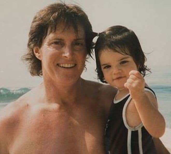 Aquí junto a su papi Bruce Jenner cuando aún era una bebé.