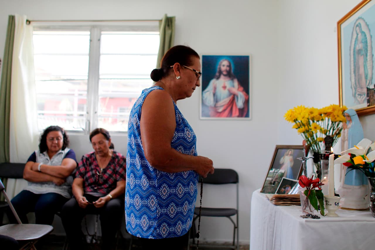 La Iglesia recomendó a los laicos los 150 salmos de David, sin embargo, la mayoría de los fieles no sabía leer y la iglesia sugirió que se reemplazaran los salmos por 150 Avemarías divididas en quince decenas. A este “rosario corto” se le llamó “el salterio de la Virgen”.