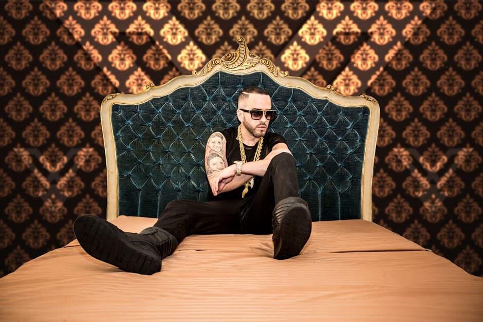 Yandel, quien tiene dos nominaciones, será parte del 
<a href="http://www.univision.com/especiales/latin-grammy/elenco-que-te-espera-en-latin-grammy-2016-fotos" target="_blank">elenco musical de Latin GRAMMY 2016</a>, que tendrá lugar en la ciudad de Las Vegas el próximo 17 de noviebre. Recuerda el paso de esta estrella por esta ceremonia latina.