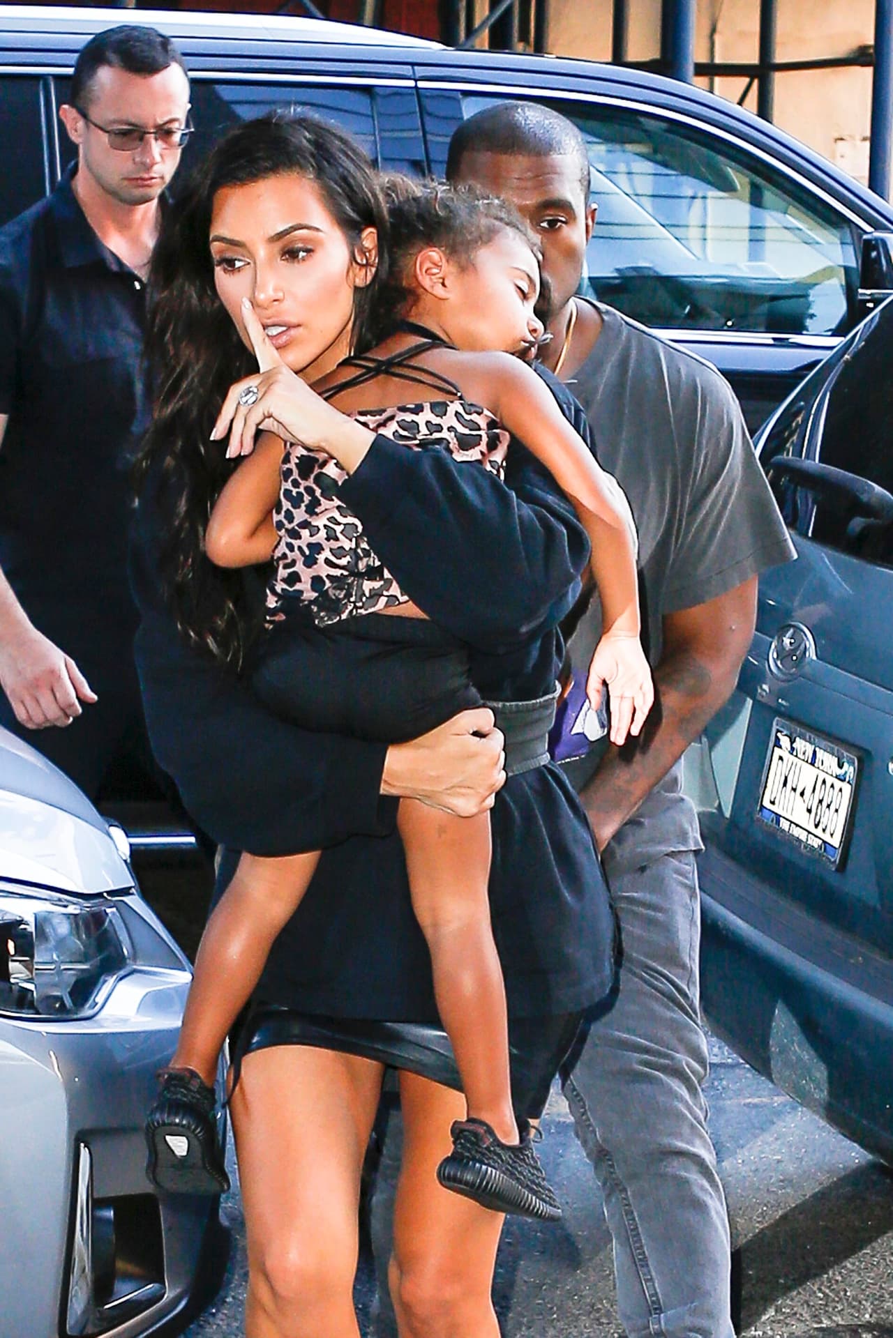 De manera amable Kim pidió que no hicieran escándalo pues la pequeña Nori estaba tomando una siesta en sus brazos.