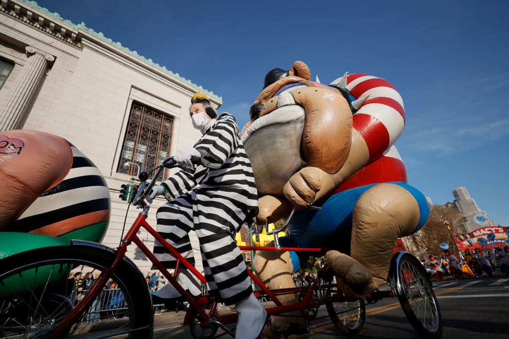 En la imagen el Bulldog trycaloon recorre las calles de Nueva York en el Desfile del Día de Acción de Gracias de Macy's.