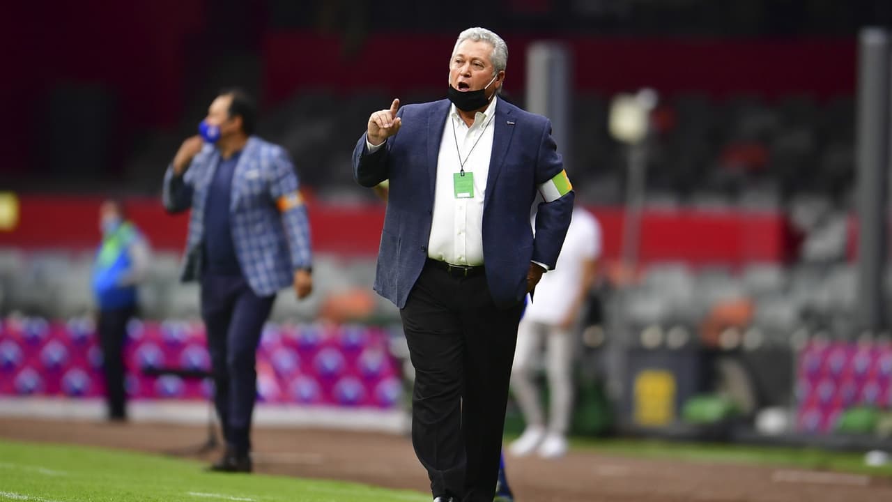 Aficionado encara a Vucetich por el mal paso de las Chivas